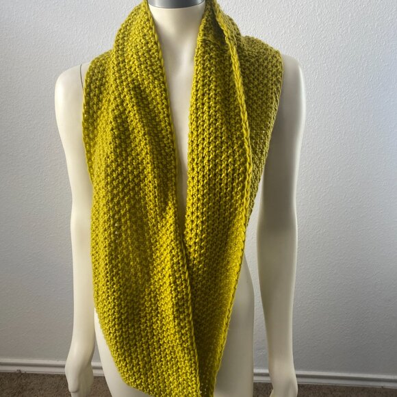 Collection Eighteen unisex lightweight INFINITY Scarf Green color one size - Picture 2 of 4